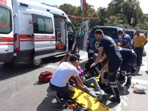 Park Ederken Yayalara Çarptı: 2 Yaralı