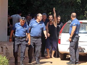 Eşi Ve Çocuklarını Ekmek Bıçağıyla Rehin Aldı, Gözaltına Alınınca ’Karakola Götüre Götüre Evde Bıçak Kalmadı" Dedi