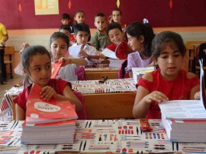 Muş’ta Öğrencilere Ücretsiz Yardımcı Kaynak Kitap Dağıtıldı