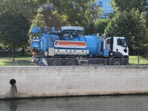 Kağıthanesi Deresi’ni Kirleten İ̇bb Aracı Görüntülendi