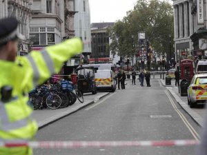 Londra’da Bıçaklı Saldırı: 2 Polis Yaralı