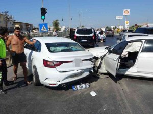 Alkollü Sürücü Aracı İle Kırmızı Işıkta Bekleyen Araçların Arasına Daldı: 1 Yaralı