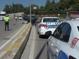 2 Direği Deviren Lüks Araç 3.’ye Takılıp Kaldı