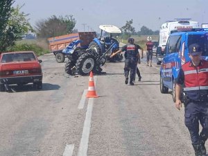 Otomobil İle Çarpışan Traktör İkiye Bölündü: 1 Ölü, 4 Yaralı