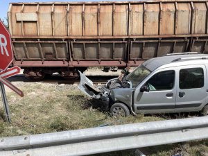 Hemzemin Geçitte Tren Araca Çarptı, Sürücü Yara Almadan Kurtuldu