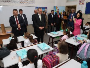 Zeytinburnu’nda 17 Bin İlkokul Öğrencisine Kırtasiye Desteği