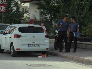 Motosiklet Yoldan Geçen Yayalara Çarptı: 3 Yaralı