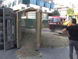 Üsküdar’da Hafriyat Yüklü Tır Devrildi: 3 Araç Hasar Gördü