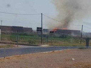 Mısır Sapı Balyaları Alev Aldı, Karayolunu Dumanlar Kapladı