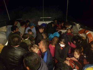 İ̇zmir Açıklarında 5 Düzensiz Göçmen Kurtarıldı, 49’u Yakalandı
