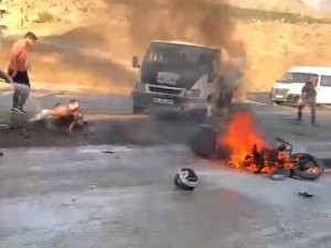 Kaza Sonrası Motosikletiyle Alevler İçinde Kaldı, Vatandaşlar Yanmaktan Kurtardı