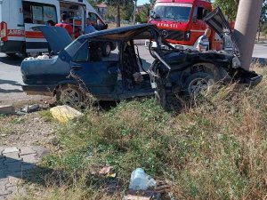 İ̇ki Otomobil Kafa Kafaya Çarpıştı, 6 Kişi Yaralandı