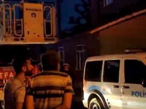 Evini Yakmaya Kalkıştı, 1 Saatin Ardından İkna Edildi