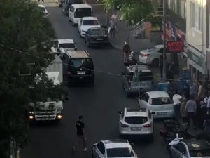 Kırmızı Işıkta Geçti, Öğrenciye Çarptı Bir De Çocuğu Dövdü