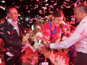 Dünya Şampiyonu Güreşçi, Memleketinde Coşkuyla Karşılandı