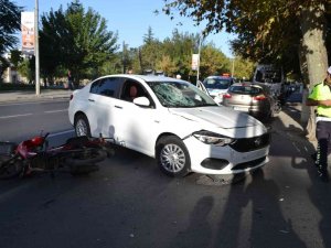 Otomobille Kafa Kafaya Çarpışan Motosikletliyi Kaskı Kurtardı