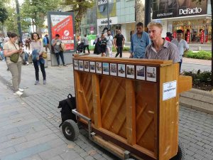 Piyanosuyla Dünyayı Geziyor