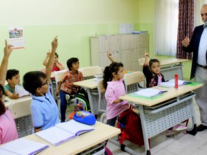 Başkan Kepez, Okula Yeni Başlayan Öğrencilere Hediye Verdi