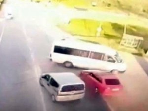 Otomobil İle Minibüs Çarpıştı, 3 Kişi Yaralandı: Kaza Anı Kamerada