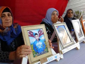 Bir Oğlu Şehit Edilen Diğeri İse Dağa Kaçırılan Anne Bin 111 Gündür Evlat Nöbetinde