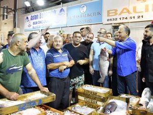 Sezonu Açan Antalya’da Balıkçı Barınağında İlk Balık Mezadı Dualarla Yapıldı