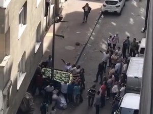 İ̇stanbul’da Korku Dolu Anlar Kamerada: Battaniye Açarak Kadını Kurtarmaya Çalıştılar