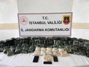 İ̇stanbul’da Torbacıya Uyuşturucu Operasyonu Kamerada: 300 Bin Hap Ele Geçirildi