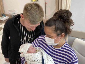 320 Gram Doğan Bebek 5 Ay Sonra Annesinin Kollarında