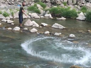 Balık Tutkunlarının Hafta Sonu Durağı Habur Çayı Oldu