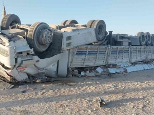 Konya’da Kontrolden Çıkan Tır Devrildi: 2 Yaralı