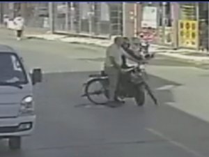 Motosikletin Çarptığı Bisikletli Yaralandı, Kaza Anı Kameraya Yansıdı