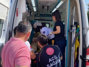 Ataşehir’de Çinli Turistleri Taşıyan Taksi Kaza Yaptı: 2 Yaralı