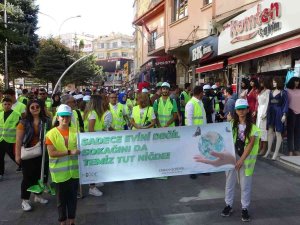 Dünya Temizlik Günü’nde Esnafa Süpürgeli Faraş Hediye Ettiler