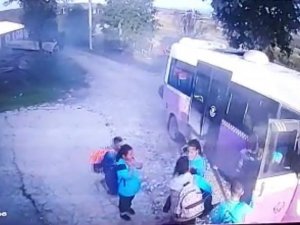 İ̇çi Öğrenci Dolu Servis Alev Aldı: Panik Anları Kamerada
