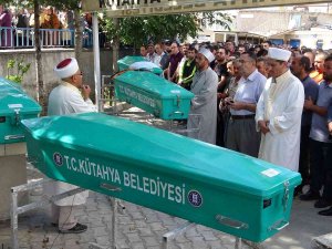 Antalya’daki Trafik Kazasında Ölen 4 Kişi Kütahya’da Toprağa Verildi
