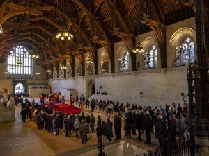 İ̇ngiltere’de Kraliçe Iı. Elizabeth’in Tabutuna Koşan Şahıs Tutuklandı