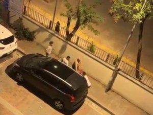 Bisküvi Çaldığı İçin Dayak Yiyen Çocuğu Mahalleli Kurtardı