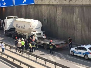 Sürücüyü Sıkıştığı Yerden Çıkaran İtfaiyeye, Çocuklardan Alkışlı Destek