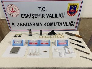 Şüpheli Araçta Silah Ve Çok Sayıda Uyuşturucu Madde Bulundu