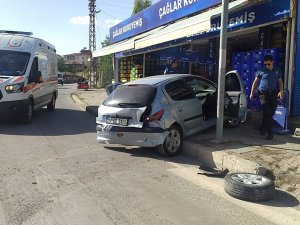 Sungurlu’da Tır Otomobile Çarptı: 4 Yaralı