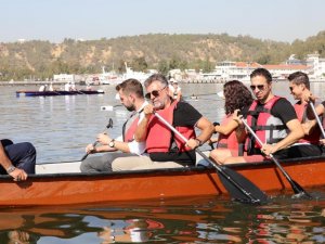 Başkan Sandal Kanoya Bindi, Kürek Çekti
