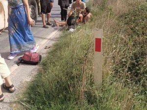 Kamyona Yol Vermek İstedikleri Esnada Motosikletten Düştüler: 2 Yaralı