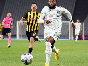 Spor Toto Süper Lig: İ̇stanbulspor: 1 - Beşiktaş: 2 (İ̇lk Yarı)