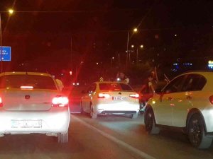 Asker Uğurlama Konvoyunda Araçların Camlarından Sarkarak Yaptıkları Tehlikeli Yolculuk Kamerada