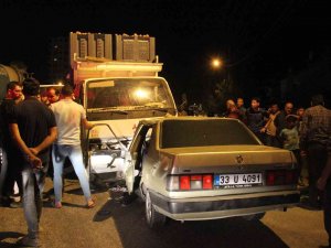 Elma Yüklü Kamyonet İle Otomobil Kafa Kafaya Çarpıştı: 2 Yaralı