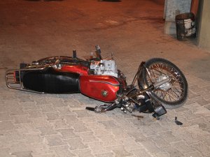 Motosikletten Savrulan Genç Ağır Yaralandı