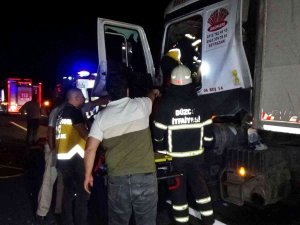 Otoyolda Tıra Çarpan Sürücü Araçta Sıkıştı, Ekipler Seferber Oldu