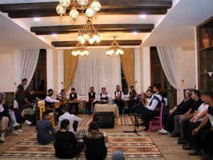 Dinleyenleri Mest Eden Kürsübaşı, Vatandaşlar Tarafından Yoğun İlgi Görüyor