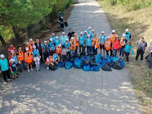Atık Toplama Etkinliğiyle Çevre Kirliliğine Dikkat Çektiler