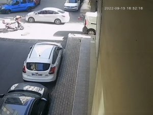 İ̇stanbul’da Feci Kaza Kamerada: Motosikletli Kurye Başıyla Arka Camı Patlattı
